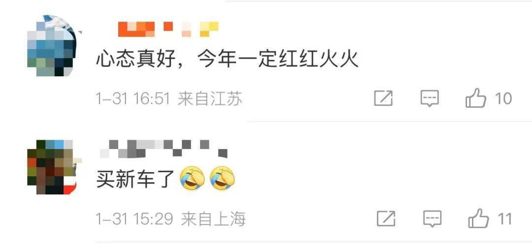 皇冠足球平台代理_40多万买的奔驰被烧成空壳皇冠足球平台代理,女车主在旁边淡定比耶拍照,网友:心态真好