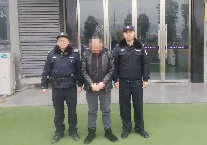 怎么开通皇冠信用网口_大年初一怎么开通皇冠信用网口,他在饭桌上被警察带走