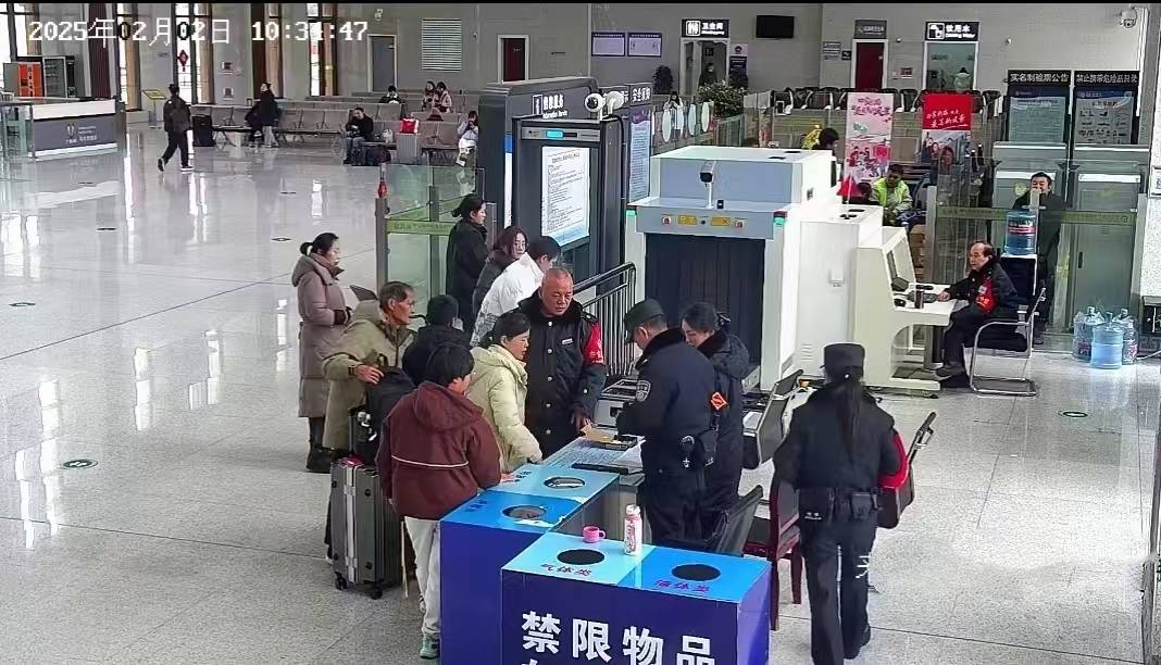 皇冠信用网注册开户_三支“手枪”惊现行李箱皇冠信用网注册开户,湖南龙山铁警开火实测击穿纸板吓懵家长