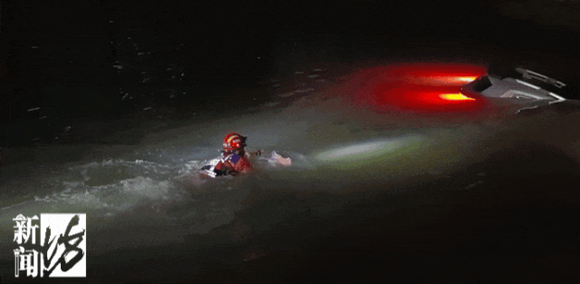 皇冠信用网怎么开户_“水已经到胸口了!”事发上海深夜皇冠信用网怎么开户,一小轿车冲进河道!紧急救援→