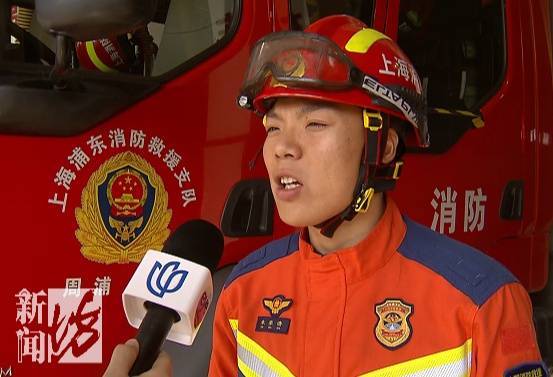 皇冠信用网怎么开户_“水已经到胸口了!”事发上海深夜皇冠信用网怎么开户,一小轿车冲进河道!紧急救援→