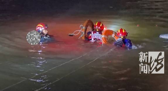 皇冠信用网怎么开户_“水已经到胸口了!”事发上海深夜皇冠信用网怎么开户,一小轿车冲进河道!紧急救援→