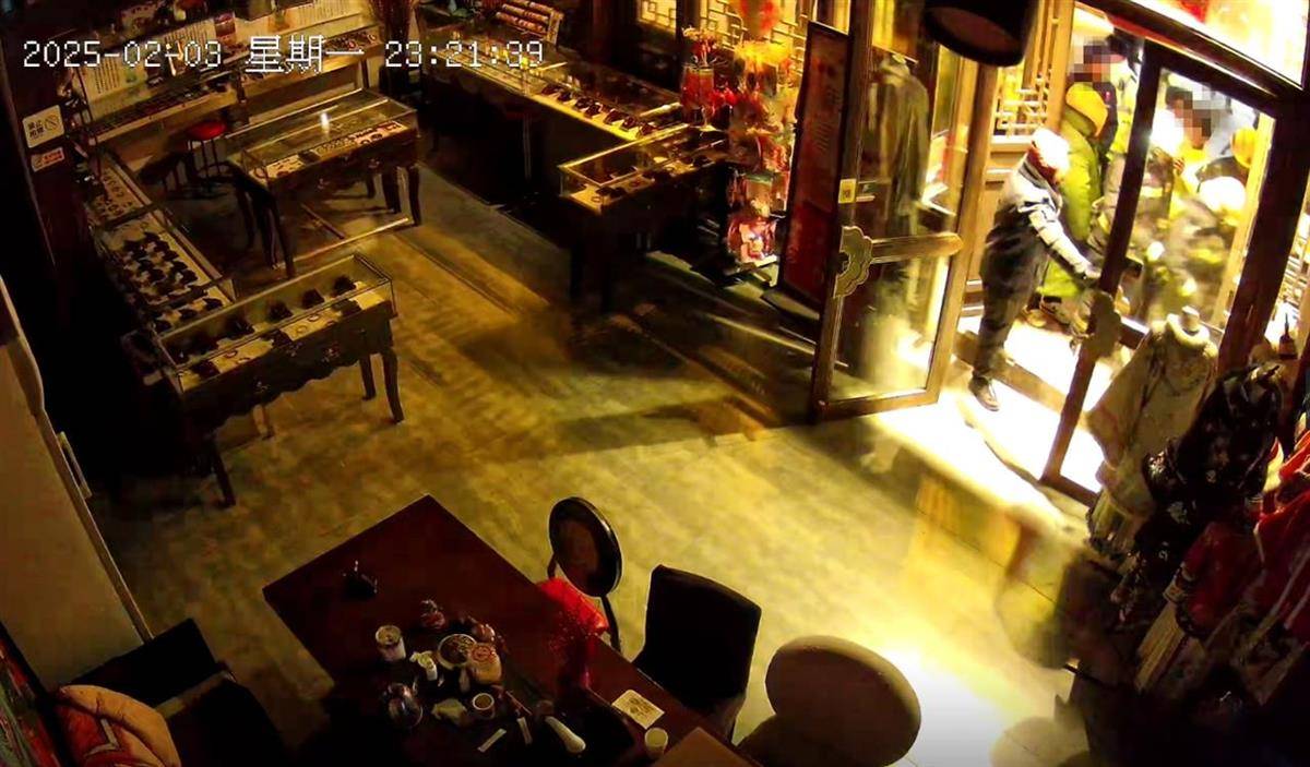 皇冠信用网登123出租_大同官方核查“店铺被撬锁开灯”事件皇冠信用网登123出租,律师:撬锁入室涉嫌违法,且滥用行政权力