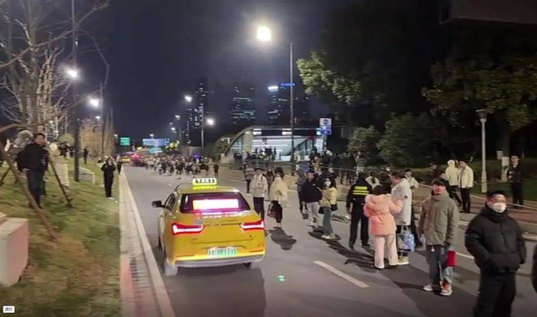 皇冠信用网会员开户_南京地铁突发故障致大量乘客滞留皇冠信用网会员开户,官方:正抢修,已安排接驳车