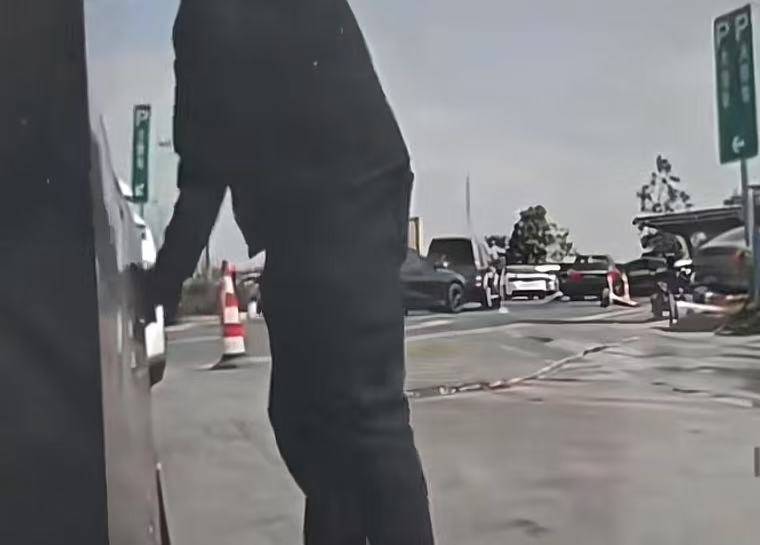 皇冠信用网登3代理申请_阳江警方通报“小米SU7服务区遭割胎”:刑拘60岁嫌疑人