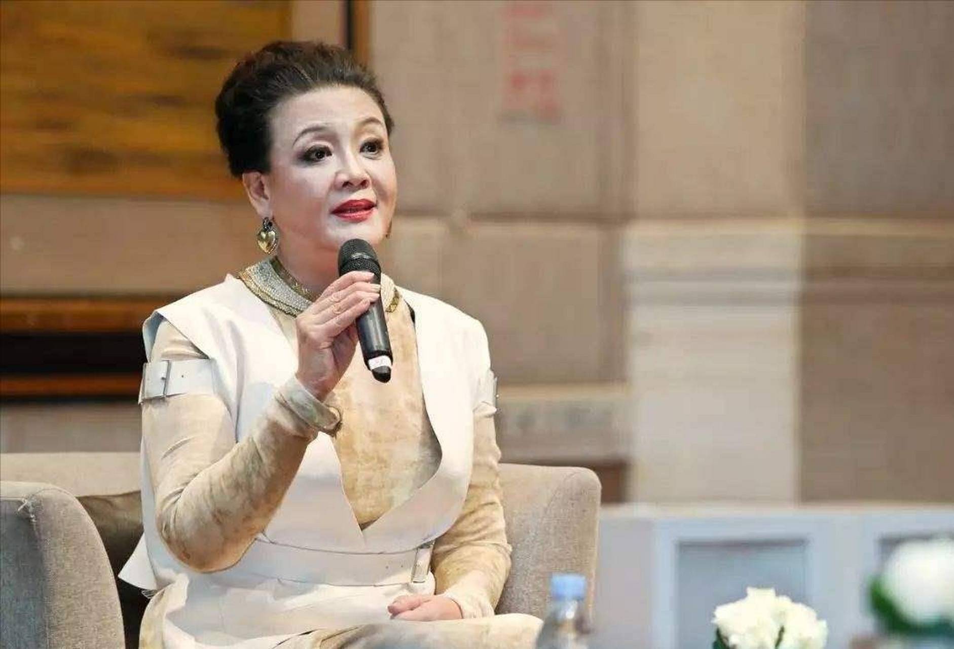 世界杯预选赛积分排名_张兰回应抖音无限期封禁:问心无愧世界杯预选赛积分排名,更焦虑如何尽快拿回孩子抚养权