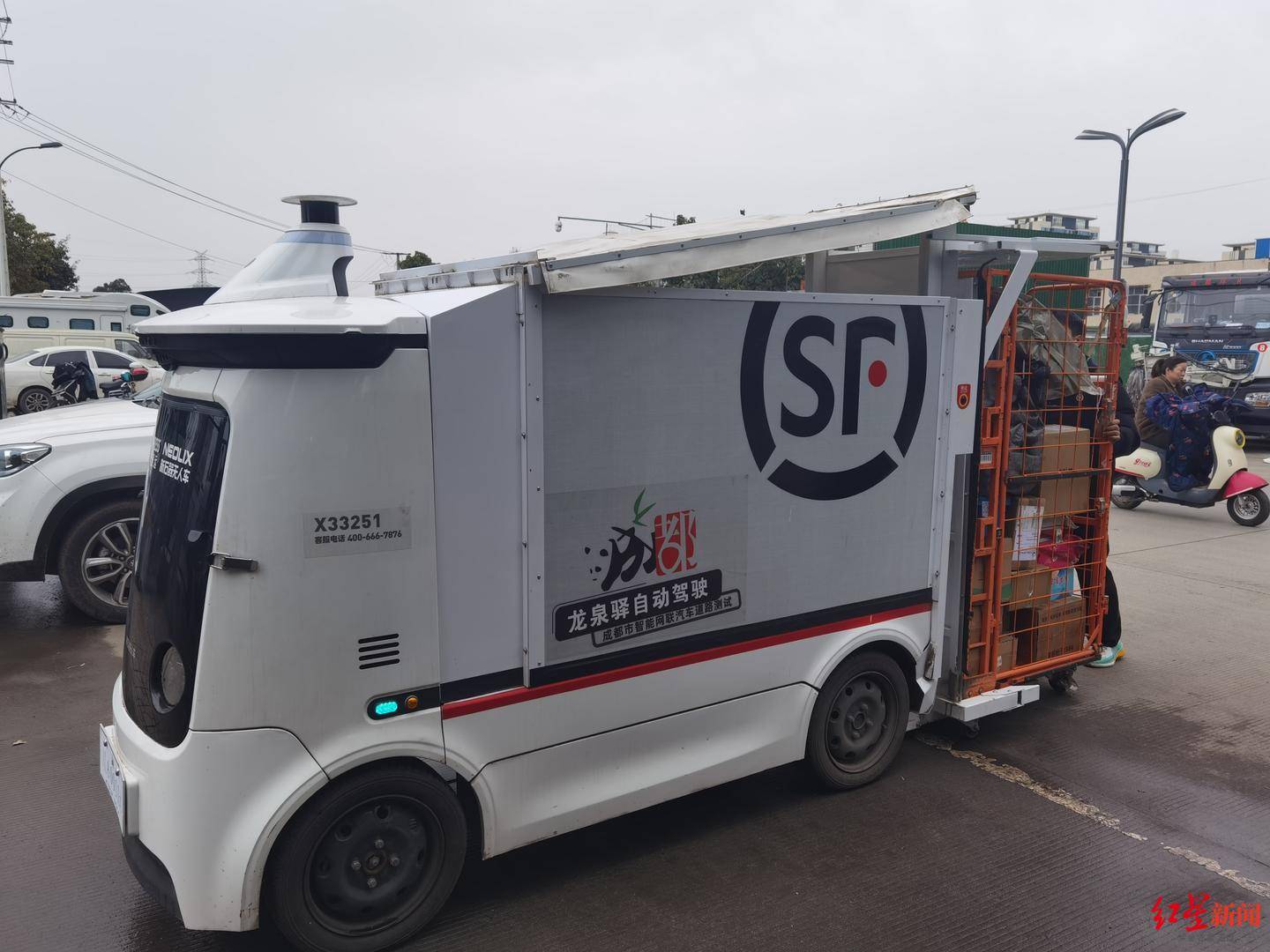 信用网如何申请_成都无人配送车越来越多:快递员不怕“抢饭碗”信用网如何申请,路权成普及关键