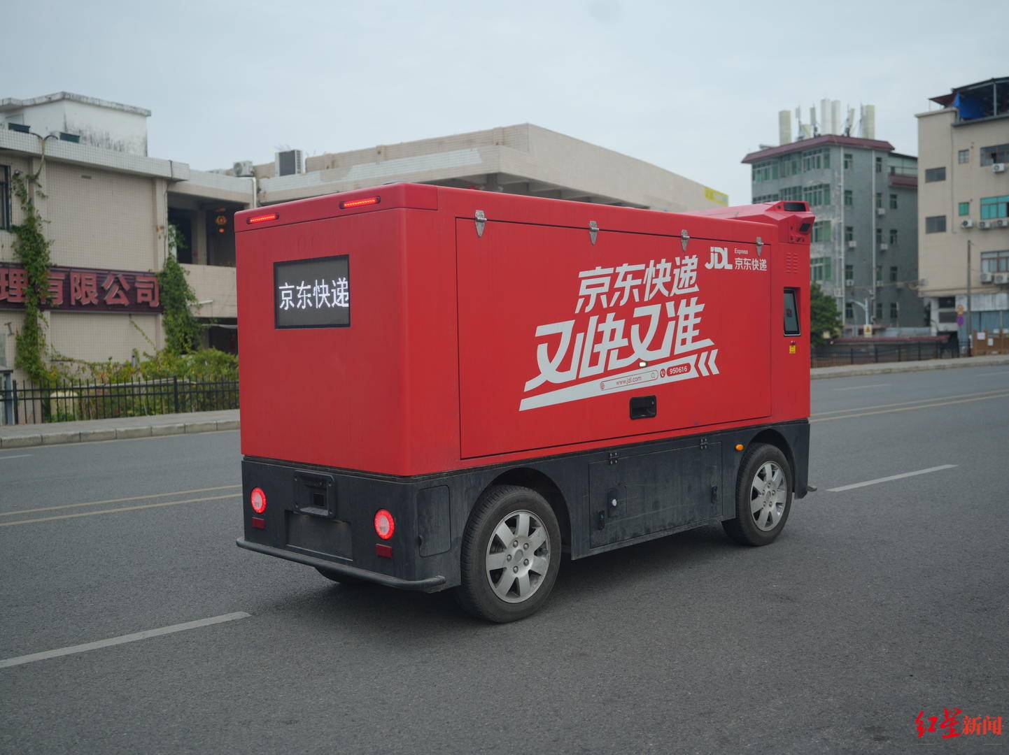 信用网如何申请_成都无人配送车越来越多:快递员不怕“抢饭碗”信用网如何申请,路权成普及关键