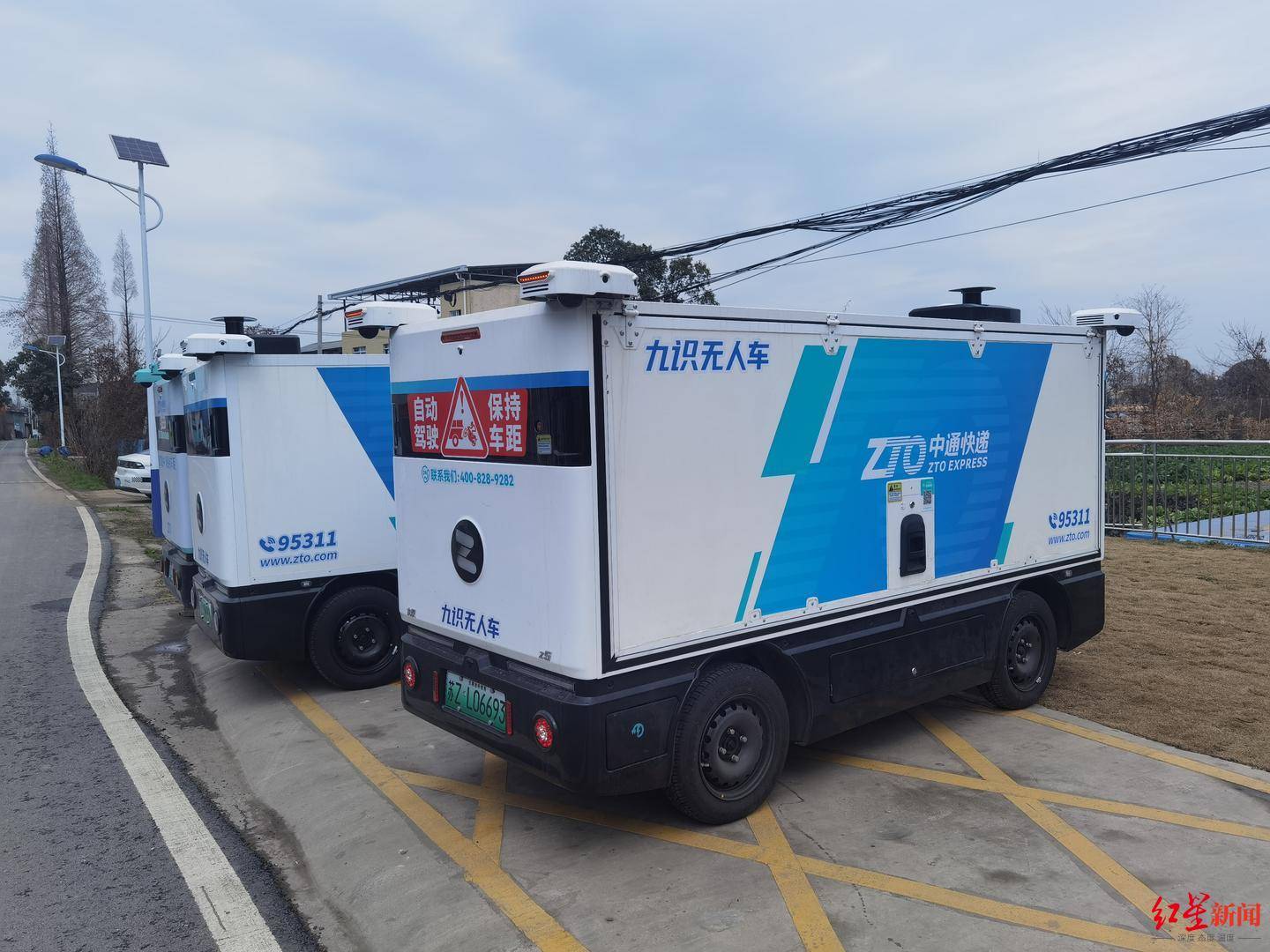 信用网如何申请_成都无人配送车越来越多:快递员不怕“抢饭碗”信用网如何申请,路权成普及关键