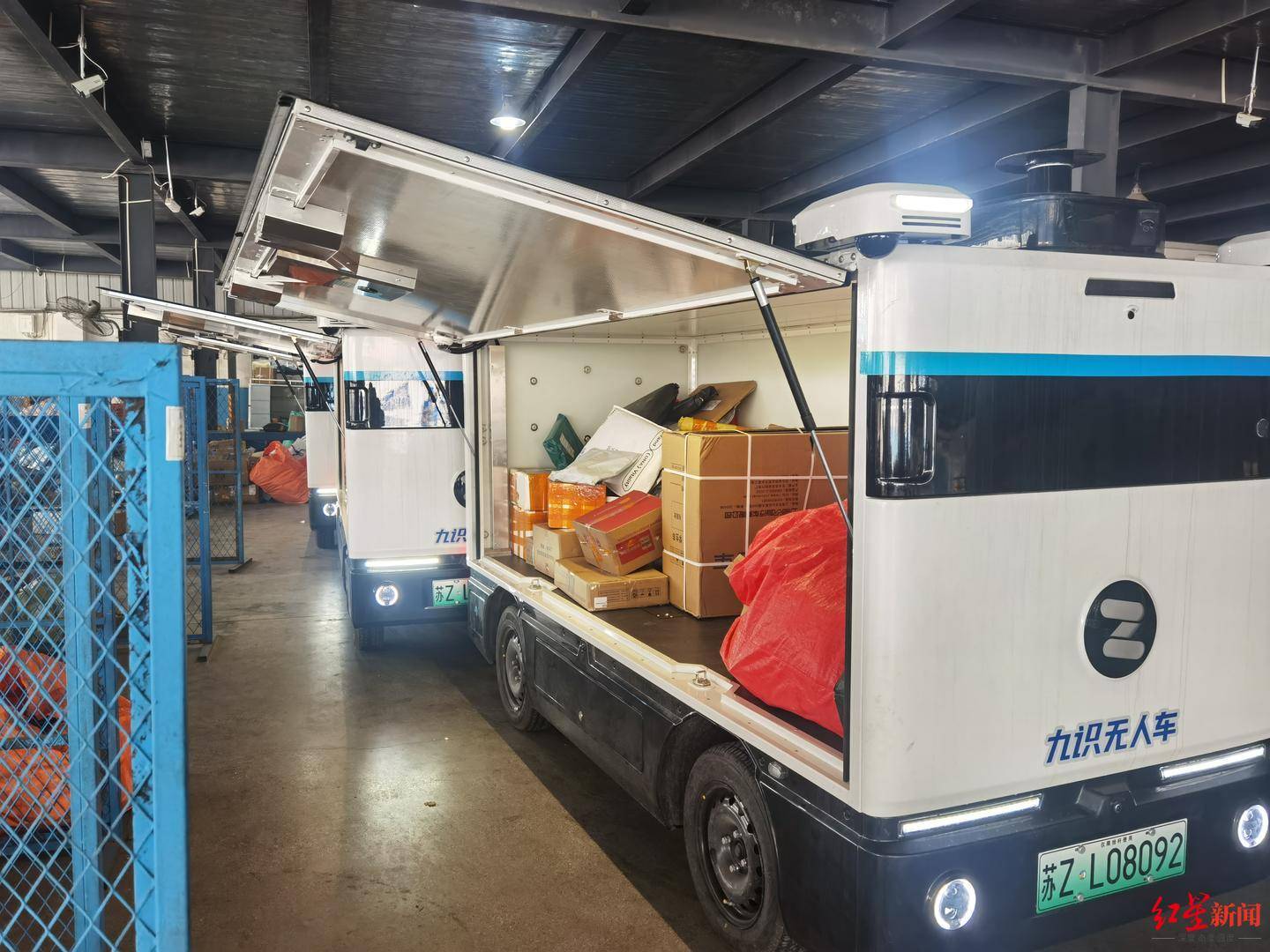 信用网如何申请_成都无人配送车越来越多:快递员不怕“抢饭碗”信用网如何申请,路权成普及关键