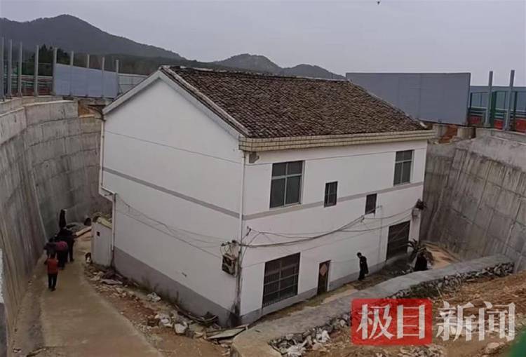 皇冠信用网哪里申请_“没料到政府宁可多花钱让公路改道”皇冠信用网哪里申请,江西“最强钉子户”独守孤房
