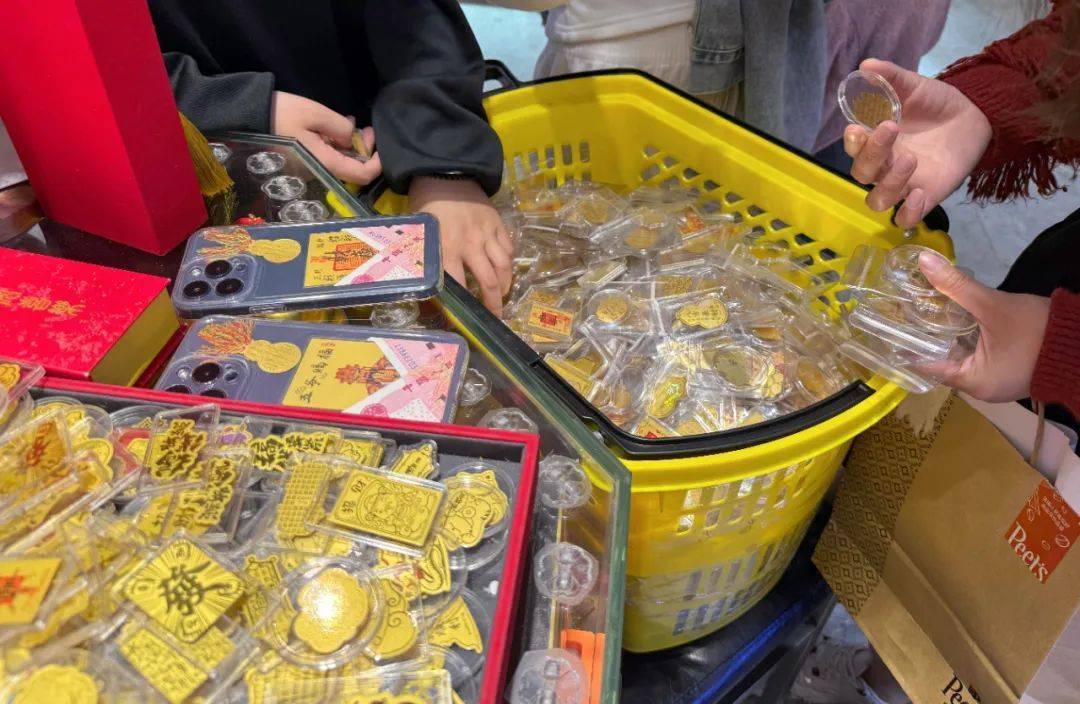 世界杯买球加时赛进球算不算_一个假期卖出2万份世界杯买球加时赛进球算不算!年轻人流行全款拿下“第一块金”?