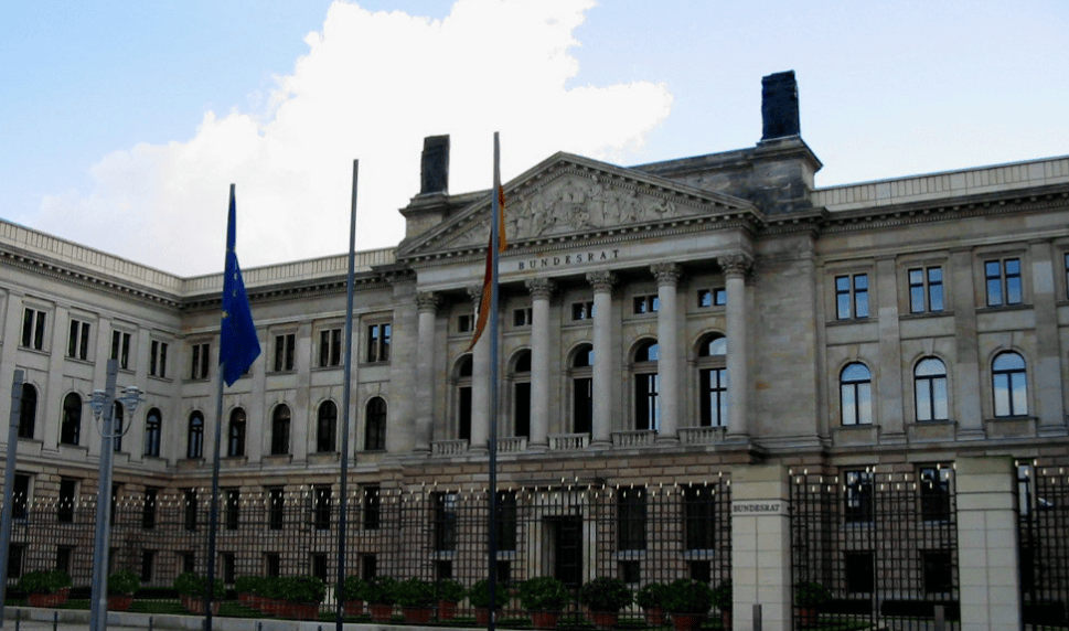 皇冠信用网如何开户_348票比345票!德国上演激烈交锋皇冠信用网如何开户,默克尔重出江湖,事情大了