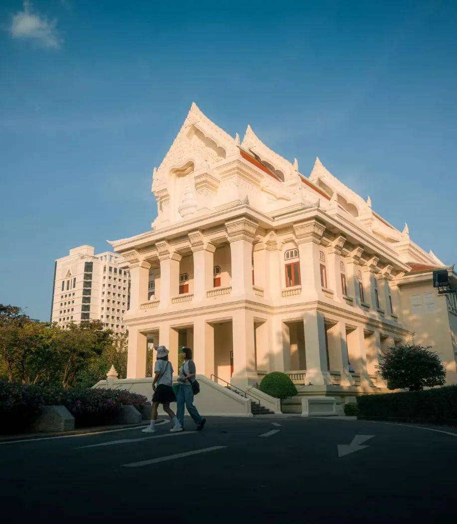 新2备用网址_被学费背刺的裸辞人新2备用网址,涌向留学平替圣地