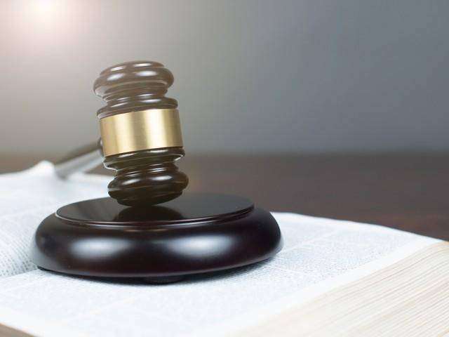 电竞足球_男子醉倒路上先后被12岁男孩和一女子骑车撞致多处受伤 男孩逃逸被判担主责电竞足球,父母赔34万元