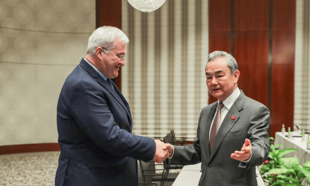 皇冠信用网怎么弄_乌克兰高层觉醒皇冠信用网怎么弄,外交重心旋转!特朗普为何阻挡不了乌克兰东望中国的脚步?