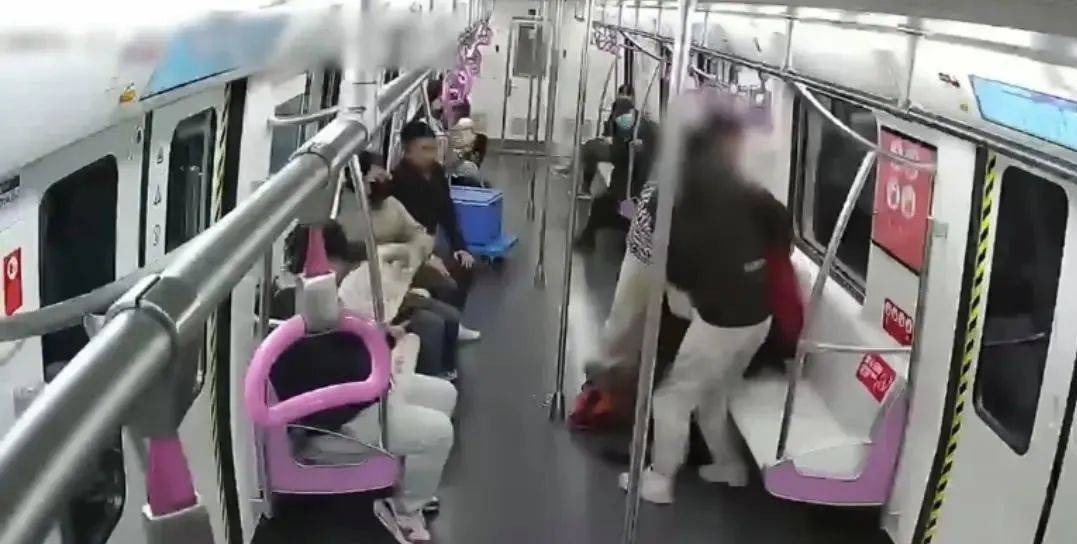 网上买球怎么买_怒扇耳光网上买球怎么买,北京地铁上两乘客扭打在一起!警方通报