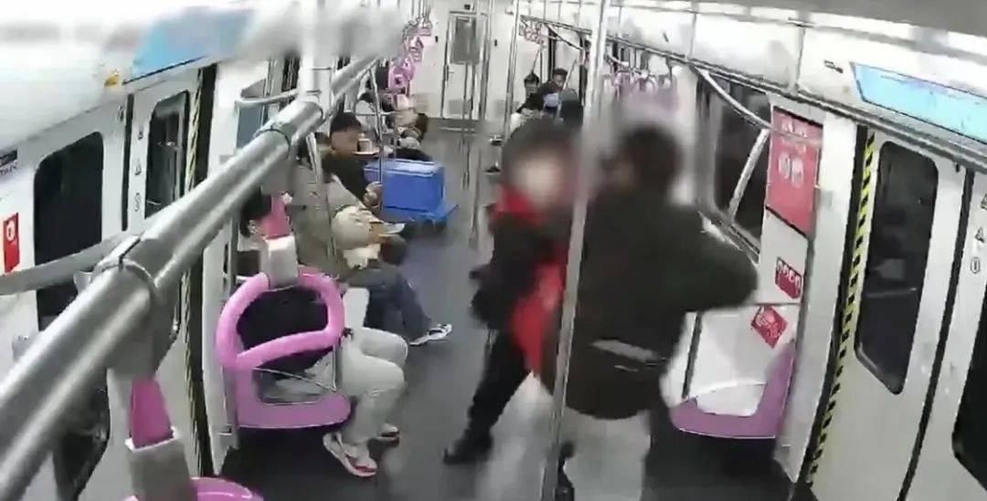 网上买球怎么买_怒扇耳光网上买球怎么买,北京地铁上两乘客扭打在一起!警方通报