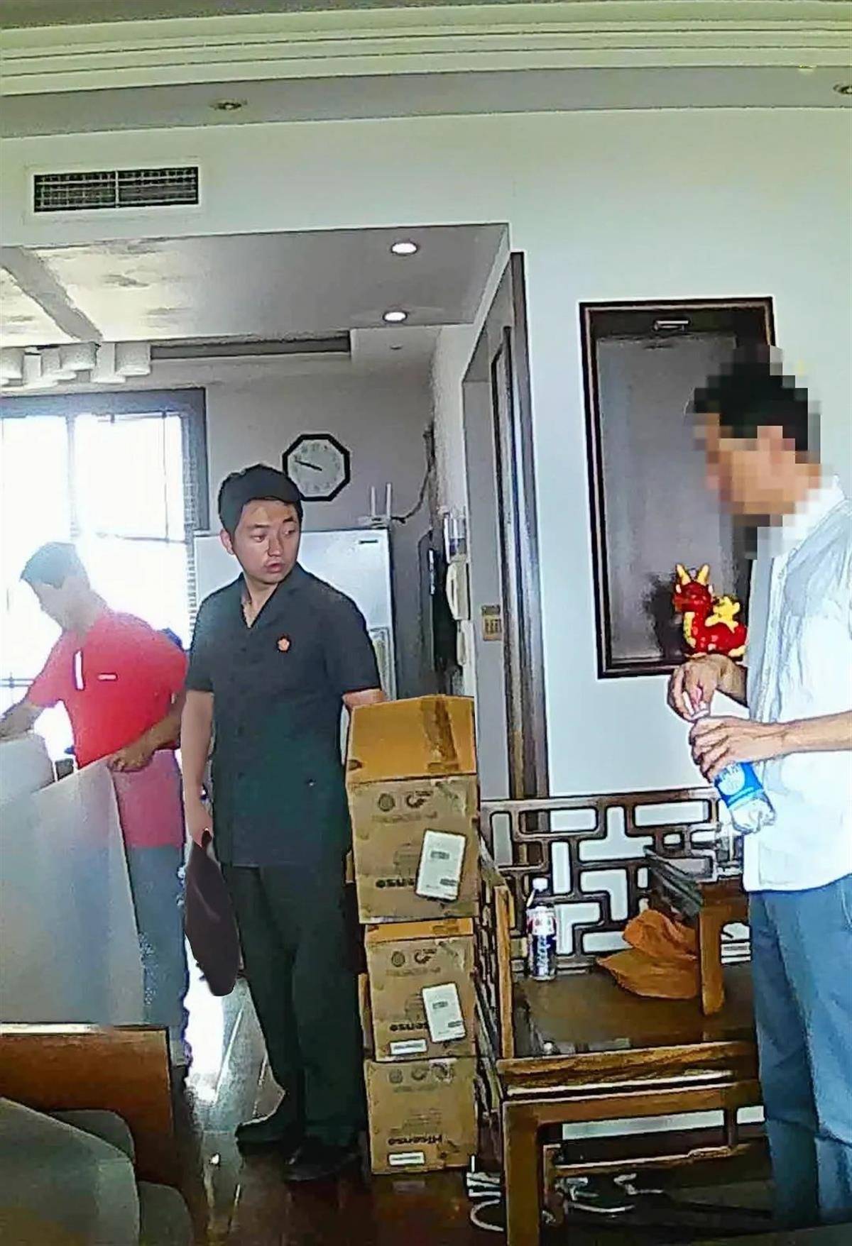 皇冠信用网是什么意思_欠款上千万却住着大平层皇冠信用网是什么意思,房主年逾古稀身患重病,法院协调债主帮其租房搬家