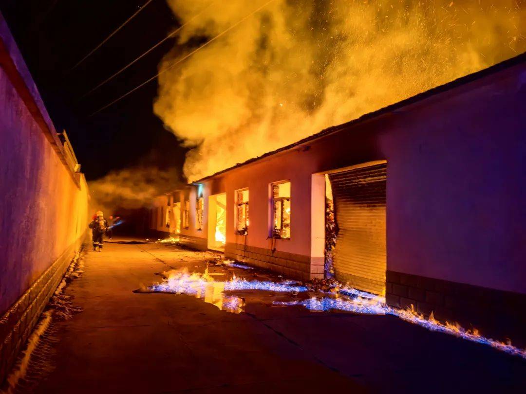 世界杯皇冠代理平台_约4000箱白酒火中炸裂世界杯皇冠代理平台,主人痛失60多万!