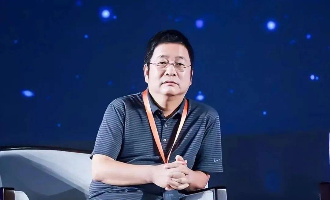 皇冠足球app_这位坐姿松弛的民营企业家皇冠足球app,到底有多牛?