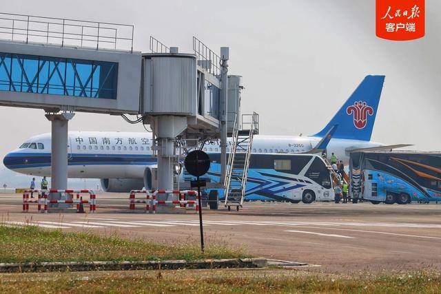 皇冠信用网是什么意思_现场视频皇冠信用网是什么意思!首批200名缅甸妙瓦底中国籍涉诈嫌犯被押解回国