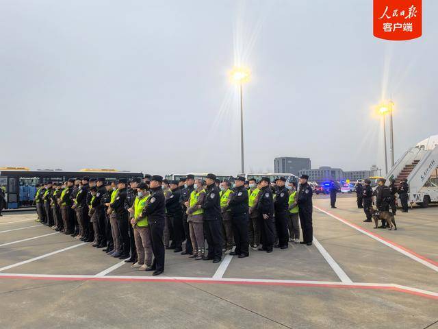 皇冠信用网是什么意思_现场视频皇冠信用网是什么意思!首批200名缅甸妙瓦底中国籍涉诈嫌犯被押解回国