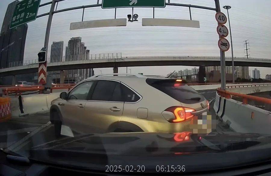 世界杯平台出租_离谱!事发上海高架世界杯平台出租,一SUV开错路,竟原地掉头逆行