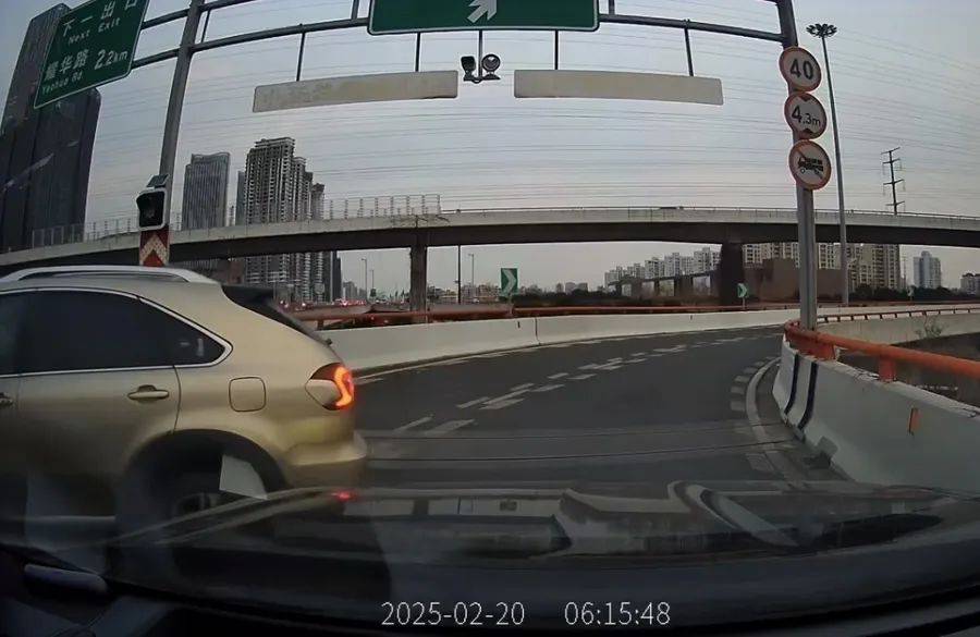 世界杯平台出租_离谱!事发上海高架世界杯平台出租,一SUV开错路,竟原地掉头逆行