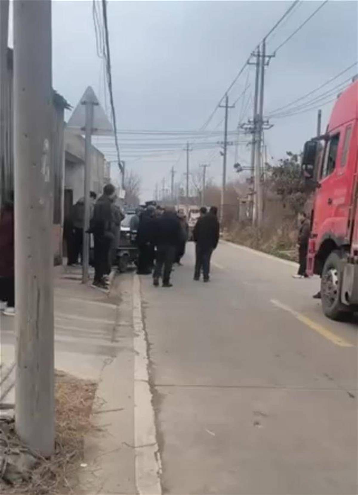 体育皇冠信用网站_村干部回应“女子称进村送货被要5000元体育皇冠信用网站,报警后付1500元”:有的村道是村民自筹资金修建