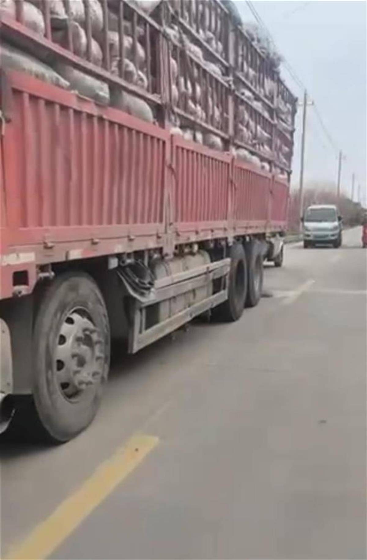 体育皇冠信用网站_村干部回应“女子称进村送货被要5000元体育皇冠信用网站,报警后付1500元”:有的村道是村民自筹资金修建