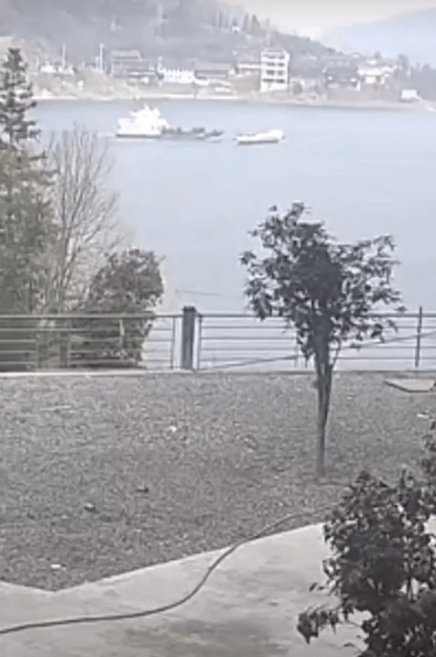 皇冠登录地址_湖南两船相撞视频曝光:疑似一艘船在直行皇冠登录地址,另一艘横穿河流