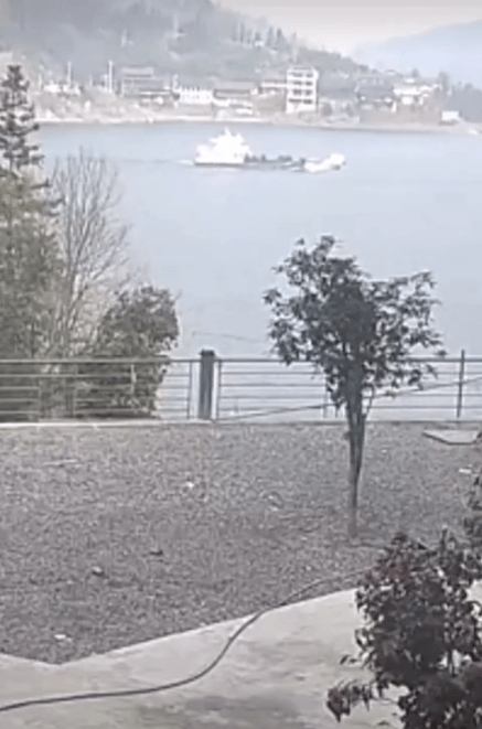 皇冠登录地址_湖南两船相撞视频曝光:疑似一艘船在直行皇冠登录地址,另一艘横穿河流