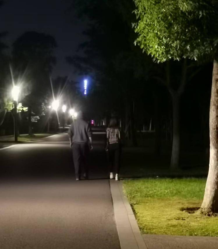 世界杯皇冠信用网开户_33岁单身女护士公园邂逅58岁已婚教授世界杯皇冠信用网开户,怀孕后对方两帆布口袋装400万了断,她再次索要600万被判三缓五