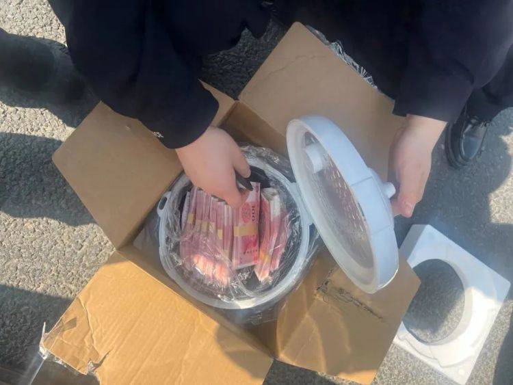 皇冠会员开户申请
_打开电饭煲一看:8万元现金皇冠会员开户申请
!女子被当街拦下