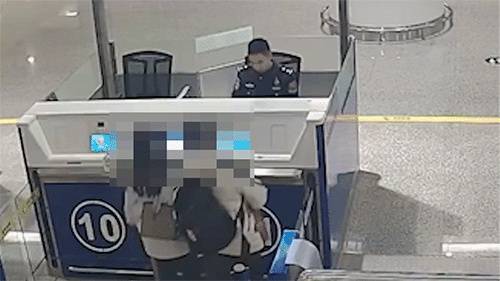 皇冠信用網代理
_男子携外国女友回国结婚皇冠信用網代理
,机场发生大乌龙!