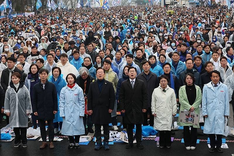 皇冠信用網出租_尹锡悦获释、李在明将上审判席皇冠信用網出租，二人3月迎来“生死局”