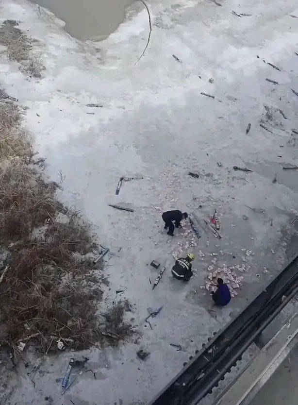 皇冠登3管理出租
_大桥下发现大量百元大钞皇冠登3管理出租
,知情人:是真钞,最少有10万