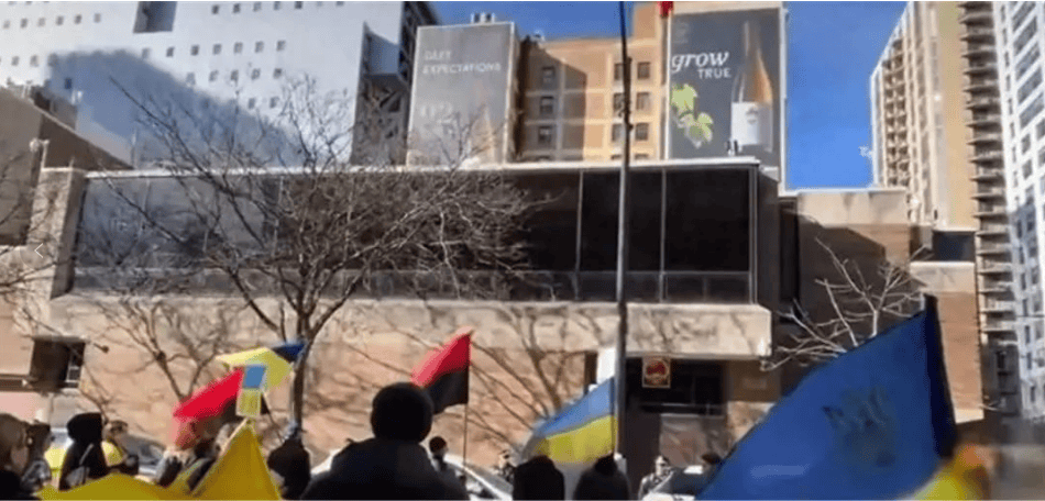 皇冠信用網账号注册_中国大使馆被“包围”皇冠信用網账号注册，乌克兰人反复高喊6个字，中方签下大名