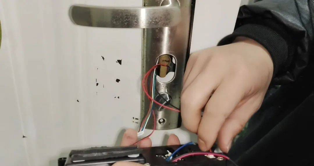 皇冠信用网代理注册_这室友靠谱！长沙一学生花80元为宿舍自制指纹锁：从小喜欢捣鼓皇冠信用网代理注册，做出来感觉特别爽