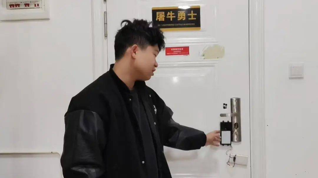 皇冠信用网代理注册_这室友靠谱！长沙一学生花80元为宿舍自制指纹锁：从小喜欢捣鼓皇冠信用网代理注册，做出来感觉特别爽
