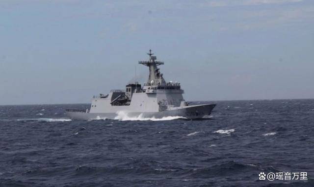 皇冠体育App下载_菲军舰在黄岩岛附近开炮？海军精锐尽出皇冠体育App下载，实则在自家门前“炸鱼”