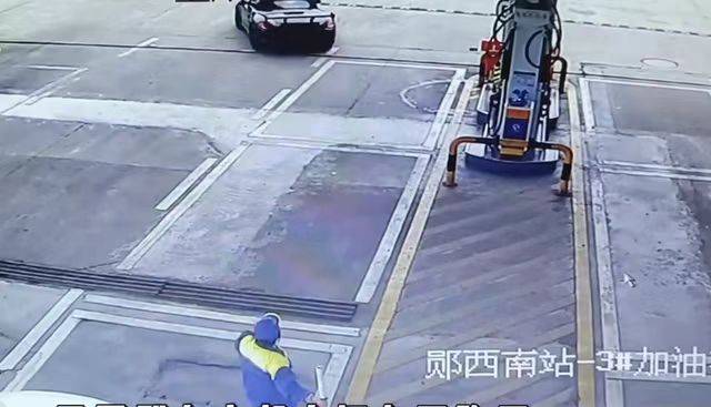 皇冠信用网押金多少_男子开保时捷加油后逃单皇冠信用网押金多少，湖北十堰一加油站大姐赔500多元油费？公司：当天已返还