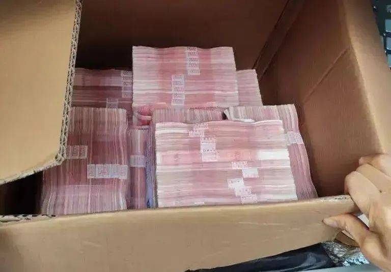 皇冠足球平台代理
_杭州男子取100万元现金皇冠足球平台代理
,要给亲戚结婚做彩礼?结局意外