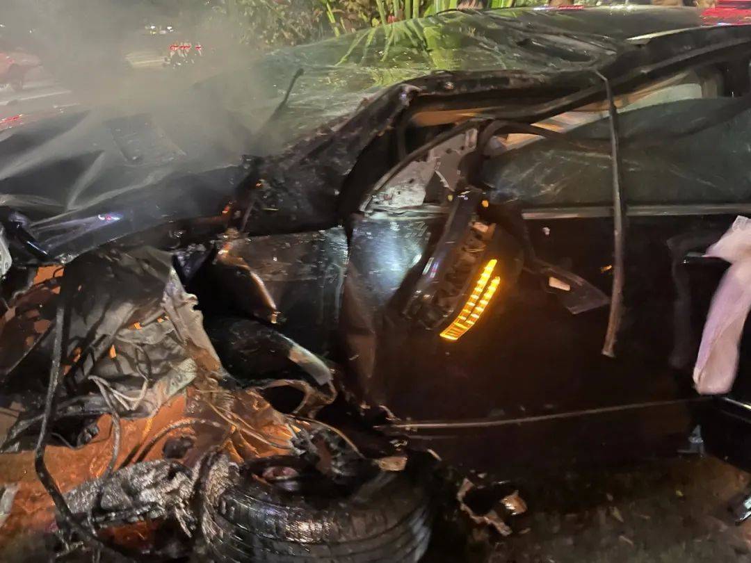 英格兰超级联赛U21_“再晚20秒英格兰超级联赛U21,可能一切都晚了”,广州男子钻进起火轿车拽出昏迷司机