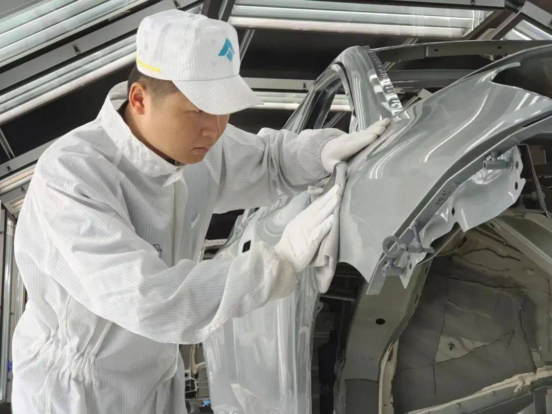 英格兰超级联赛U21_“再晚20秒英格兰超级联赛U21,可能一切都晚了”,广州男子钻进起火轿车拽出昏迷司机