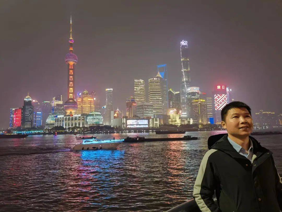 英格兰超级联赛U21_“再晚20秒英格兰超级联赛U21,可能一切都晚了”,广州男子钻进起火轿车拽出昏迷司机