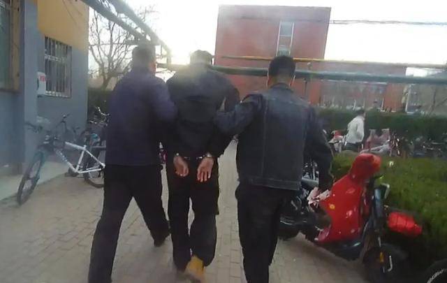 皇冠信用網占成代理_他早上九点装“孙子”皇冠信用網占成代理，下午五点戴上“银镯子”……