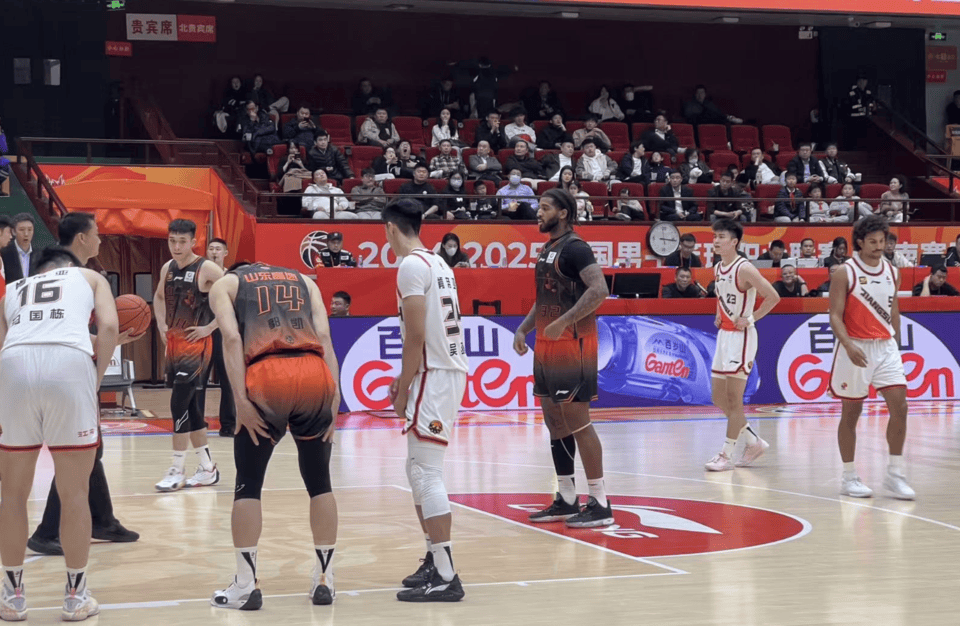 世界杯外围比赛_山东男篮大胜江苏世界杯外围比赛,克里斯再吃技犯加违体,好在下场不停赛