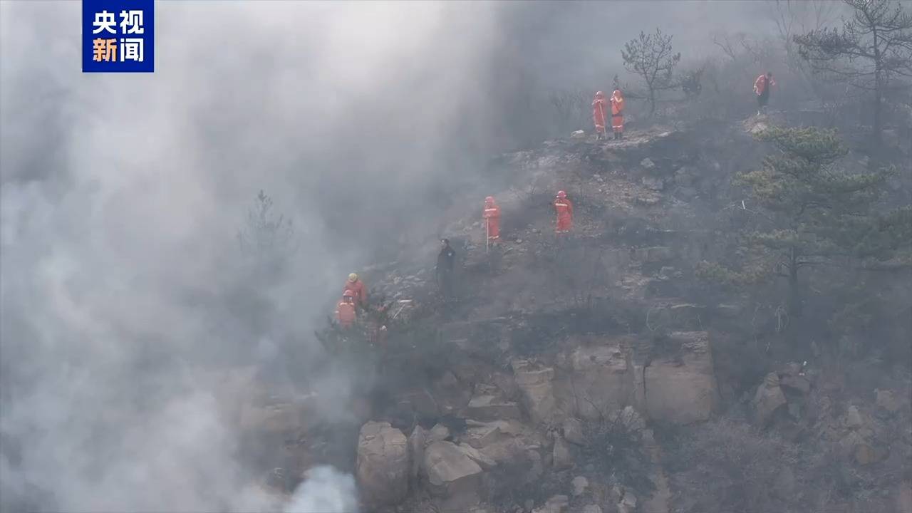 皇冠信用網如何注册
_山西阳泉李家山火情:悬崖上用灭火弹扑救零星燃点